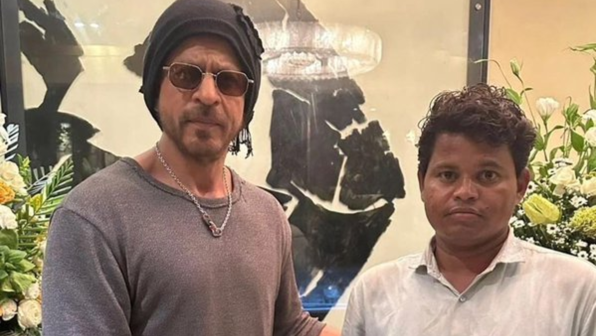 Shah Rukh Khan Meets Fan From Jharkhand Who Waited Outside Mannat For 95 Days; See Viral Pic